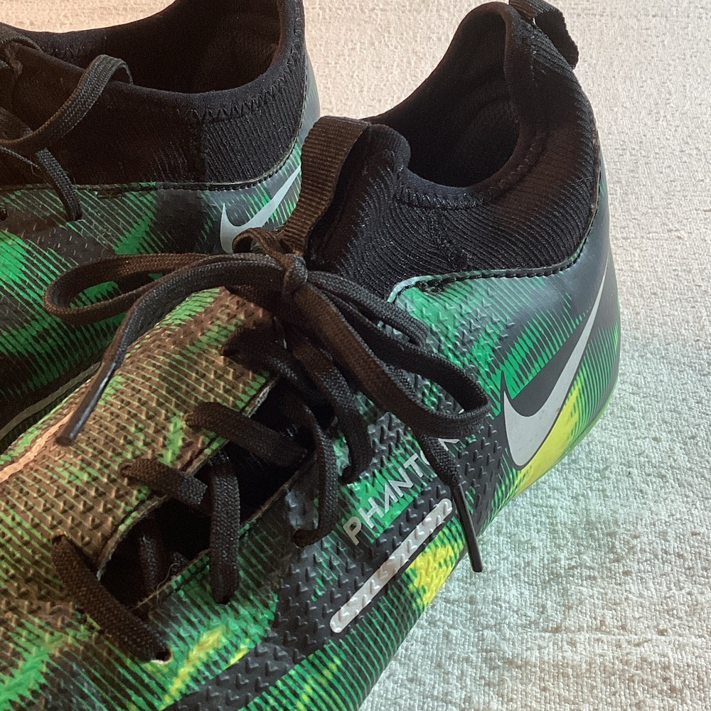 Nike Kids Green Phantom Soccer Shoes - Picture 6 of 7